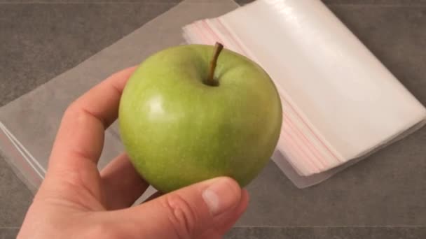 Grön Äpple Och Kyl Väska Hålla Frukt Ett Hälsosamt Sätt — Stockvideo