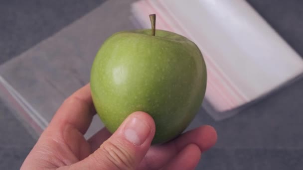 Grönt Äpple Och Tejp Mått Och Pil Att Engagera Sig — Stockvideo