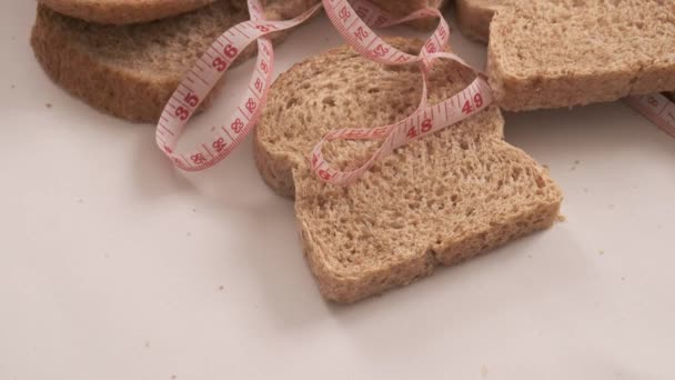 重量損失のためのブランパン 高齢者のためのブランパン 白い背景にスライスされた全粒パン — ストック動画
