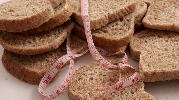 全粒パン 食事とブランパン 体重減少のためのブランパン 高齢者のためのブランパン — ストック動画