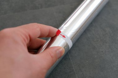 Yeni alüminyum folyo rulolarda. Siyah bir arkaplanda yakın plan.