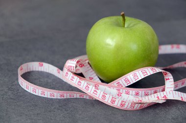 Yeşil elma ve metabolizma, ağırlığı hızlı, yeşil elma ve şerit ölçü