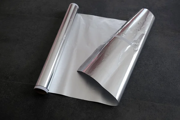 Alüminyum folyo, rulo alüminyum folyo, siyah arka planda yakın plan.,