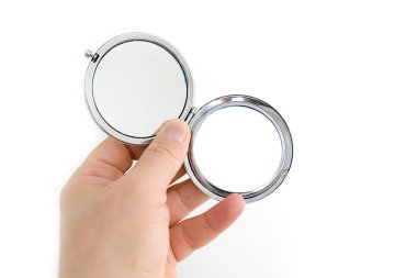 beyaz zemindeki bir insanın elinde bir cep aynası