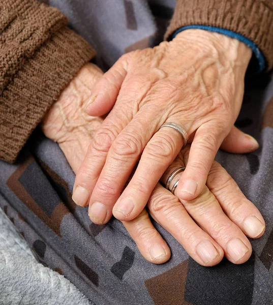 Szegény Öregember Szerelemre Vár Nagyon Öreg Emberi Kéz Vénákkal — Stock Fotó