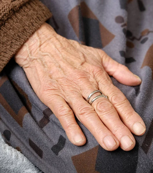 Main Femme Âgée Avec Une Bague Sur Son Doigt Main — Photo