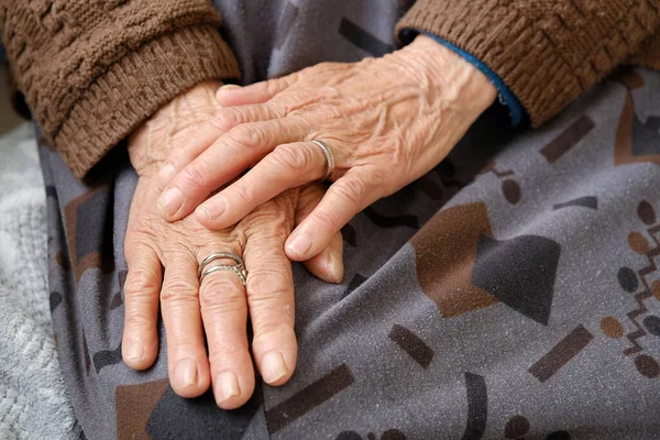 Zavallı yaşlı adam aşkı bekliyor, damarları olan yaşlı bir insan eli.,