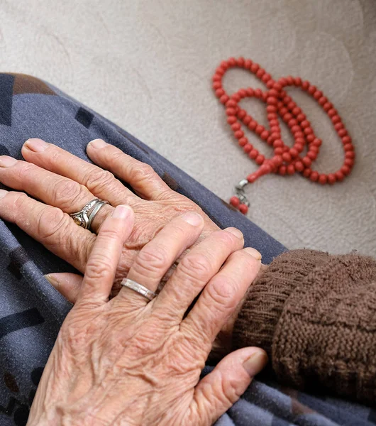 Anciana Con Anillo Dedo Adora Mano Con Rosario — Foto de Stock