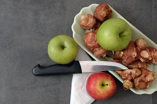 Une Assiette Remplie Artichauts Jérusalem Couteau Pommes Vert Rouge Côté — Photo