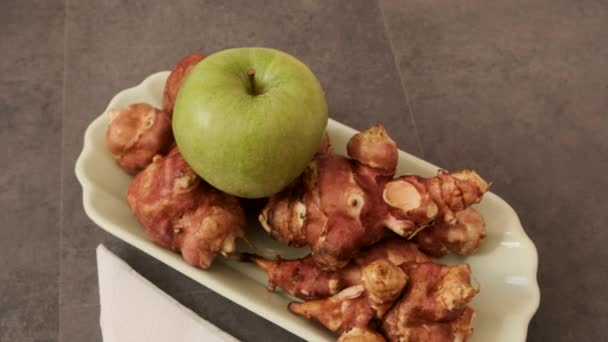 エルサレムのアーティチョークと緑と赤のリンゴでいっぱいのプレート食事にお勧めの食べ物 — ストック動画