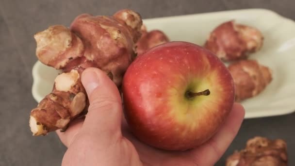 Alcachofa Jerusalén Manzanas Verdes Rojas Pisos Madera — Vídeos de Stock