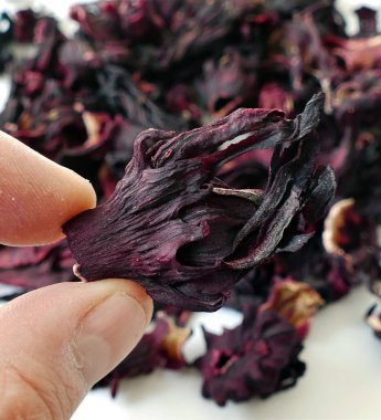 Şifalı bitkisel çay yapmak için kurutulmuş amber çiçeği, bardakta hazırlanmış amber çiçeği çayı.,