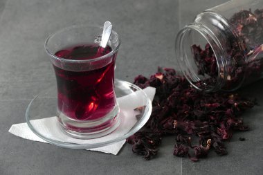 Şifalı bitkisel çay yapmak için kurutulmuş amber çiçeği, bardakta hazırlanmış amber çiçeği çayı.,