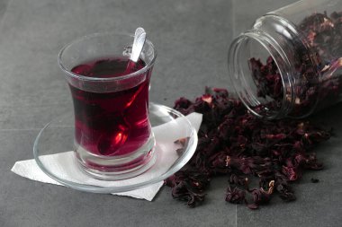 Şifalı bitkisel çay yapmak için kurutulmuş amber çiçeği, bardakta hazırlanmış amber çiçeği çayı.,