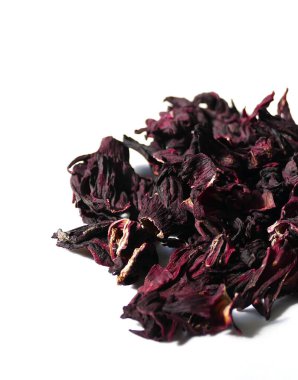 Bitki çayı, kuru amfibik çiçeği, bağışıklık güçlendirici, beyaz arka planda kurumuş Hibiscus çiçekleri.,
