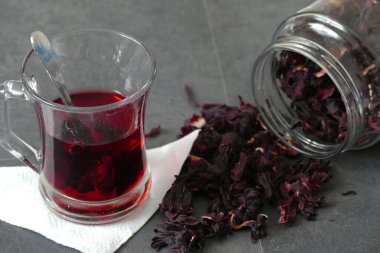 Beyaz zeminde tıbbi amber bitkisi kurudu.,