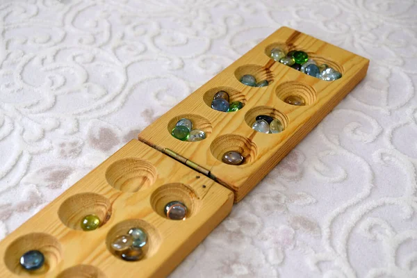 Jogos Antigos Inteligência Jogo Mancala Madeira Uma Pessoa Jogando Mancala — Fotografia de Stock