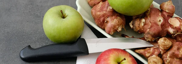Topinambur Und Grüne Und Rote Äpfel Holzböden — Stockfoto