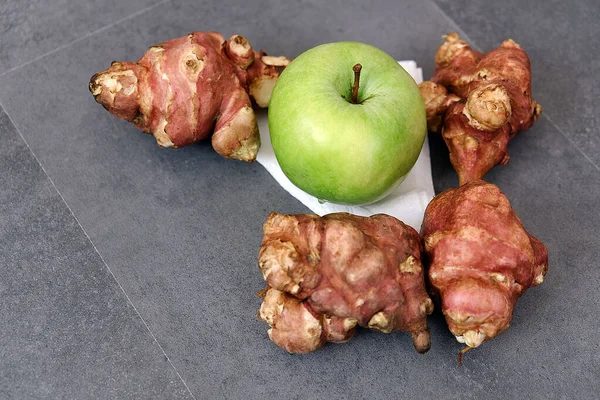 Plato Lleno Alcachofa Jerusalén Manzanas Verdes Rojas Alimentos Recomendados Para — Foto de Stock