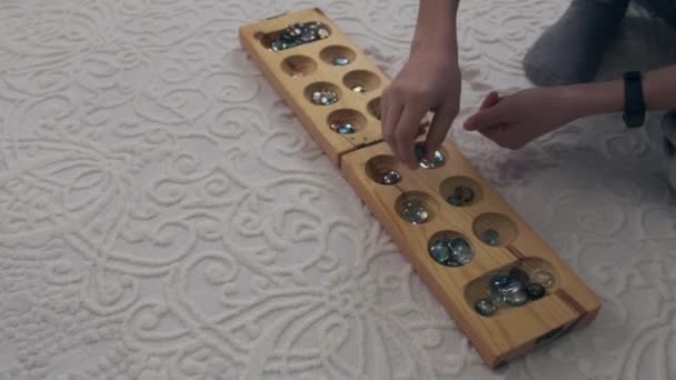 Jogos Antigos Inteligência Jogo Mancala Madeira Uma Pessoa Jogando Mancala — Vídeo de Stock