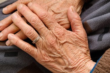 Zavallı yaşlı adam aşkı bekliyor, damarları olan yaşlı bir insan eli.,