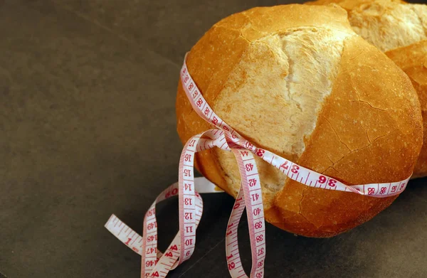Obesidade Pão Trigo Integral Fita Métrica Envolta Pão Grande — Fotografia de Stock