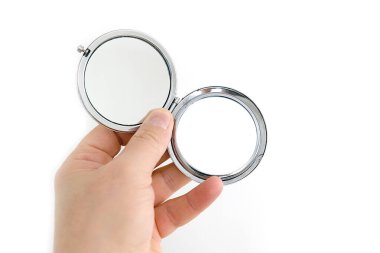 beyaz zemindeki bir insanın elinde bir cep aynası,