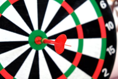 Dart okları, başarı ve dart tahtasıyla başarıyı ifade etmek,