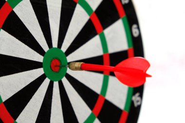 Dart okları, başarı ve dart tahtasıyla başarıyı ifade etmek,