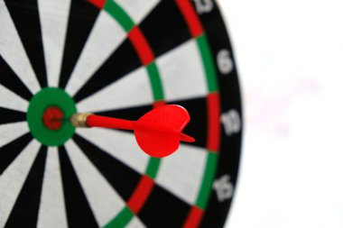 Dart okları, başarı ve dart tahtasıyla başarıyı ifade etmek,