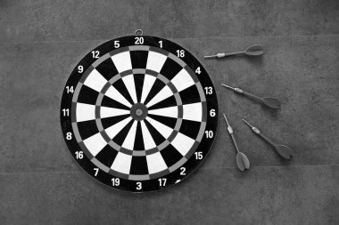 Dart okları, başarı ve dart tahtasıyla başarıyı ifade etmek,