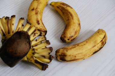 Tam olgunlaşmış muz ve muz kökü, bitmiş muz kökü,