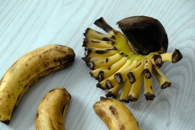 Tam olgunlaşmış muz ve muz kökü, bitmiş muz kökü,