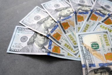 Siyah arka planda duran 100 dolar, dünya para birimi dolarları.,