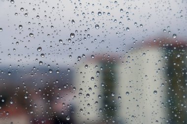 Doğal yağmur damlacıkları ve dış manzara camları,