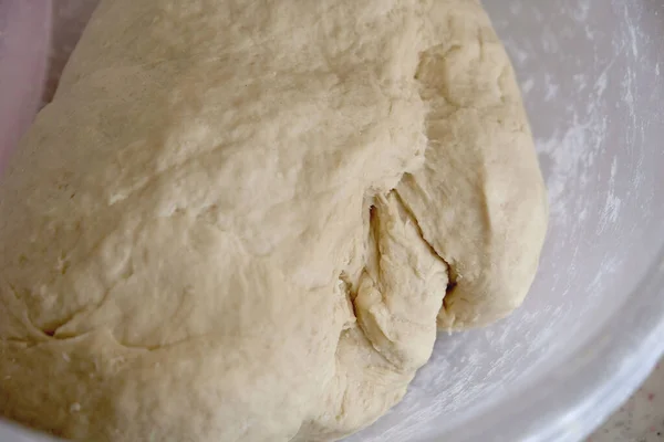 Świeżo Zmieszane Ciasto Ciasto Mąki Pszennej Nowe Ciasto Ugniatać Misce — Zdjęcie stockowe