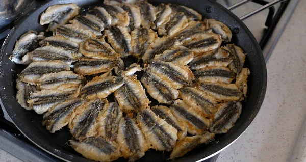 Sardelowa Ryba Gotowana Kuchence Gotowanie Sardeli Patelni Sardela Tureckim Stylu — Zdjęcie stockowe