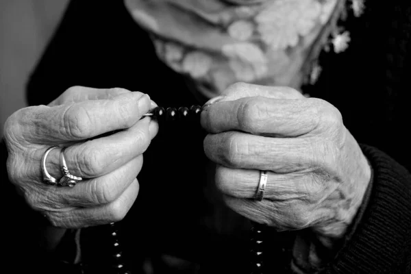 Idős Kéz Rózsafüzér Idős Istentisztelet — Stock Fotó