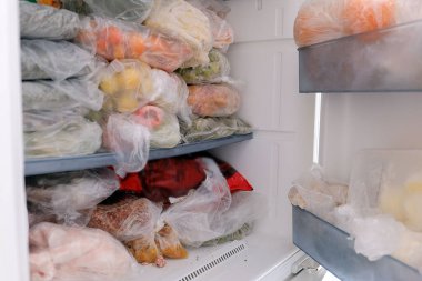Corona virüsü yüzünden buzdolabında yiyecek deposu var.,