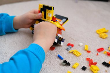 Çocuk zekası için yapboz oyuncakları, bir bebek yapboz parçalarıyla şekilli nesneler yapar.,