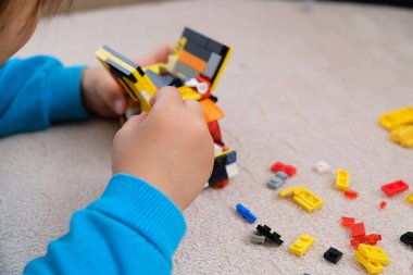 Çocuk zekası için yapboz oyuncakları, bir bebek yapboz parçalarıyla şekilli nesneler yapar.,