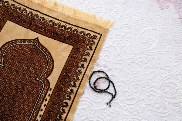 伊斯拉姆的祈祷毯 礼拜用的祈祷毯 — 图库照片