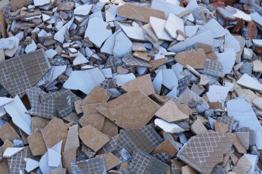 İnsanlar yaşadıkları çevreyi kirletiyor, beton ve tuğla kalıntıları, inşaat atıkları.,