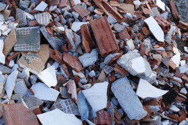 İnsanlar yaşadıkları çevreyi kirletiyor, beton ve tuğla kalıntıları, inşaat atıkları.,