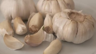 Bütünüyle ezilmiş sarımsak kürsüde 360 derece dönüyor.,