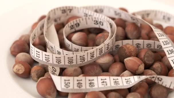 坚果使体重增加 高热量食物 坚果和肥胖 坚果和胶带尺寸超过360度旋转支架 — 图库视频影像