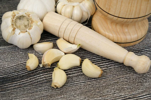 Garlic Wood Garlic Crusher Garlic Grains Wooden Background Close — Stock Photo, Image