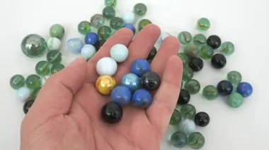 Renkli cam misketleri ve cam topları olan çocuklar için eğlenceli bir oyun,