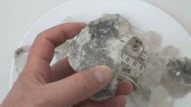 Doğal kaya tuzu, kürsüdeki kaya tuzu parçaları 360 derece dönerek tuz ve kilo almak, insan için tuz zararları.,