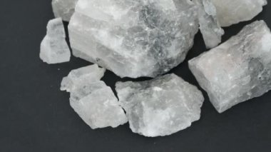 Doğal kaya tuzu, tezgahta kaya tuzu parçaları 360 derece dönüyor, doğal kaya tuzu parçaları, yakın çekim kaya tuzu,
